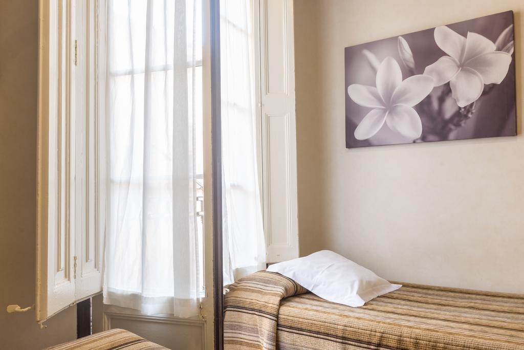 Pension Mariluz Barcelona Exterior photo