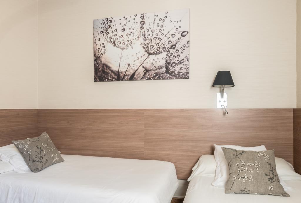Pension Mariluz Barcelona Exterior photo
